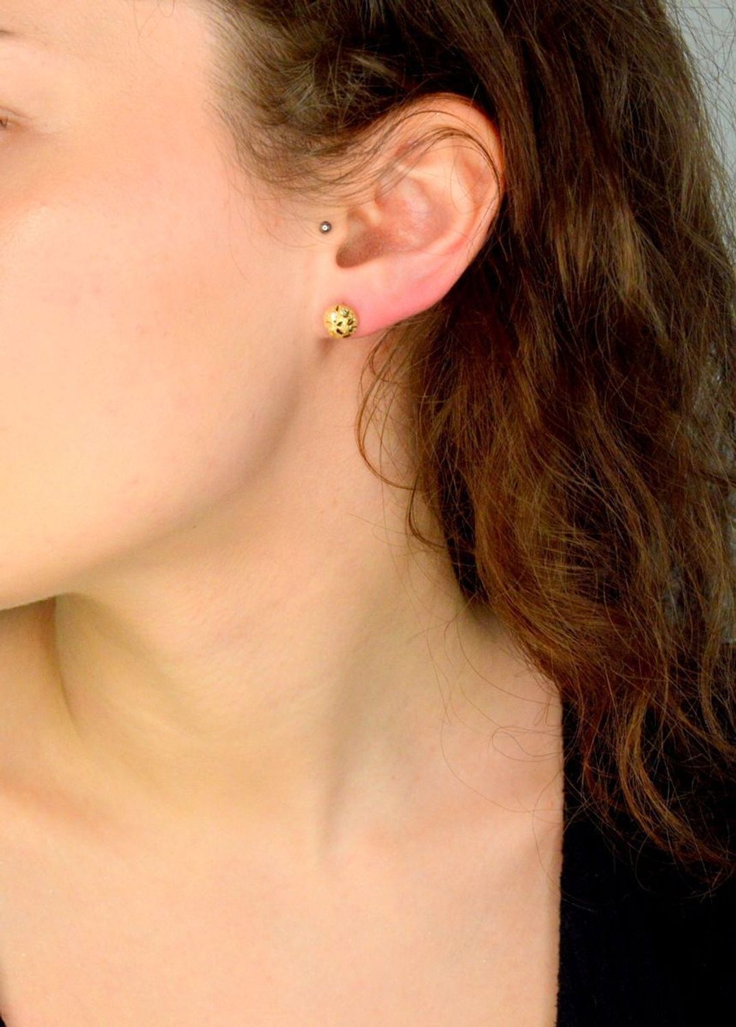 Złote kolczyki damskie 585 grawerowane wkrętki półkule DIA-KLC-5363-585 8mm Złote kolczyki zostały wykonane z najwyższej jakości złota próby 585. Złote kolczyki zostały ozdobione grawerowaniem.1.jpg